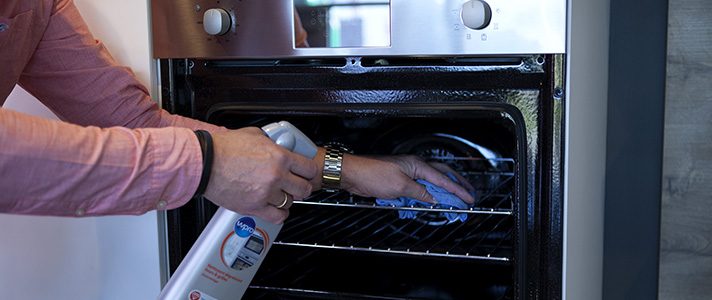 Oven schoonmaken met ovenreiniger