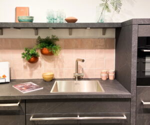 Foto: Lanesto keukenkraan RVS in betonlook keuken – I-KOOK keuken Lanesto keukenkraan RVS in betonlook keuken, I-KOOK keuken