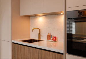 Quooker Fusion Square messing patina in een Japandi keuken - Binnenkijker: I-KOOK keuken van trotse klant, Tilburg @onsgezinvanhierendaar 