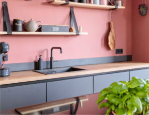 Quooker Fusion Square zwart met zwarte spoelbak en houtlook keukenblad