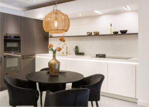 Afzuiging keuken plafond: strakke inbouwunit met verlichting boven inductiekookplaat met wok gaskookpit Afzuiging keuken plafond: strakke inbouwunit met verlichting boven inductiekookplaat met wok gas kookpit
