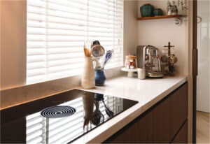 BORA kookplaat met kookveldafzuiging in Modern Mid Century keuken met coffee corner - Binnenkijker bij trotse I-KOOK klant uit Tilburg BORA kookplaat met kookveldafzuiging in Modern Mid Century keuken met coffee corner - Binnenkijker bij trotse I-KOOK klant uit Tilburg