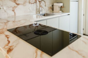 Afzuiging in keukenblad met natuursteenlook: BORA inductiekookplaat met kookveldafzuiging - Binnenkijker bij trotse I-KOOK klant uit Rosmalen Afzuiging in keukenblad met natuursteenlook: BORA inductiekookplaat met kookveldafzuiging - Binnenkijker bij trotse I-KOOK klant uit Rosmalen