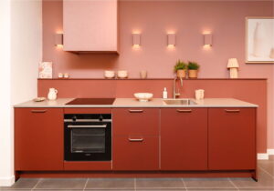 Keuken afzuiging voorbeeld 1: Koraal rode keuken met inbouw afzuigkap in schouw Keuken afzuiging voorbeeld 1: Koraal rode keuken met inbouw afzuigkap in schouw