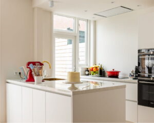 Witte plafond afzuigkap als plafondunit voor afzuiging in een witte keuken Witte plafond afzuigkap als plafondunit voor afzuiging in een witte keuken
