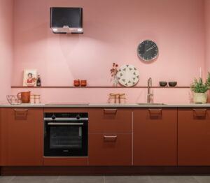 Keuken afzuiging voorbeeld 2: Koraal rode keuken met ETNA design afzuigkap recirculatie zwart Keuken afzuiging voorbeeld 2: Koraal rode keuken met ETNA design afzuigkap recirculatie zwart