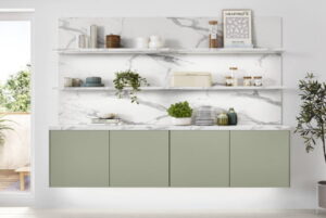 Keuken achterwand marmerlook met bijpassende wandplanken en aanrechtblad in een groene keuken Keuken achterwand marmerlook met bijpassende wandplanken en aanrechtblad in een groene keuken