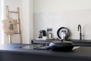 Keuken achterwand stuken & afwasbare verf in zwarte keuken Keuken achterwand stuken & afwasbare verf in zwarte keuken