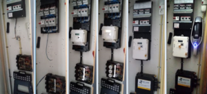 Upgrade van 1 fase naar 3 fase stroomaansluiting in de groepenkast met nieuwe stroommeter en extra hoofdzekeringen Upgrade van 1 fase naar 3 fase stroomaansluiting in de groepenkast met nieuwe stroommeter en extra hoofdzekeringen