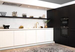 Design keuken apparatuur: 2 ovens, koel-vriescombinatie, vaatwasser, inductiekookplaat, afzuigkap en kokend-water-kraan Design keuken apparatuur: 2 ovens, koel-vriescombinatie, vaatwasser, inductiekookplaat, afzuigkap en kokend-water-kraan