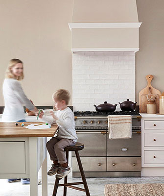 Keuken verven in de nieuwste kleuren: Witte landelijke keuken in de Little Greene verf kleuren: Mushroom, Pompeian Ash en Flint - Intelligent Paints 