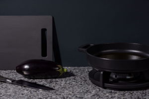 Zwarte keuken: AluSplash keukenachterwand Lava Stone + pitt cooking - Dekker Zevenhuizen Zwarte keuken: AluSplash keukenachterwand Lava Stone + pitt cooking - Dekker Zevenhuizen