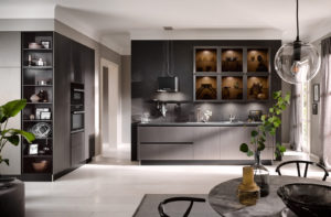 Keukenverlichting tips: afzuigkap verlichting, in en onder bovenkasten verlichting in een donkere Häcker keuken 2070 GL metallic Keukenverlichting tips: afzuigkap verlichting, in en onder bovenkasten verlichting in een donkere Häcker keuken 2070 GL metallic