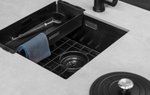 Zwarte keuken: Zwarte spoelbak, inzetbakje en bodemrekje van Lanesto in Gun metal + Selsiuz kokend-water-kraan Zwarte keuken: Zwarte spoelbak, inzetbakje en bodemrekje van Lanesto in Gun metal + Selsiuz kokend-water-kraan