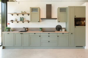 Groene landelijke keuken van PEFC hout & Greengridz aanrechtblad en smetplint Groene landelijke keuken van PEFC hout & Greengridz aanrechtblad en smetplint