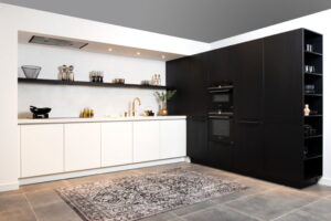 3 Fase nodig: 2 (combi)ovens, inductiekookplaat, afzuigkap, vaatwasser, koelkast en Quooker in de keuken 