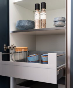 Keuken kookstijl - volop opbergruimte in een hoge kast met lades - stijlvolle landelijke keuken van I-KOOK Keuken kookstijl - volop opbergruimte in een hoge kast met lades - stijlvolle landelijke keuken van I-KOOK