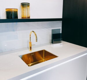 Jouw kookstijl: goudkleurige spoelbak en Quooker kraan Jouw kookstijl: goudkleurige spoelbak en Quooker kraan