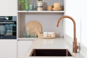 Lanesto keukenkraan Copper Ecostart in een lichte moderne keuken