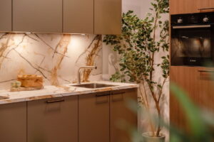 Japandi keuken met LED verlichting onder keukenkastjes - LED spots onderbouw Japandi keuken met LED verlichting onder keukenkastjes - LED spots onderbouw