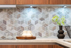 LED verlichting onder keukenkastjes - LED lampjes boven het aanrechtblad van een houten keuken