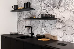 Moderne zwarte rechte keuken mat zwart werkblad met achterwand wit/zwart Rebel Walls behang Bold Dahlia Graphite