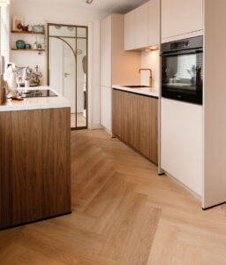 Noten houtlook keuken met eiken visgraat vloer - Binnenkijker bij trotse I-KOOK klant Noten houtlook keuken met eiken visgraat vloer - Binnenkijker bij trotse I-KOOK klant