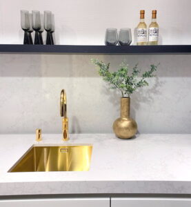 Quooker Fusion Gold kokend waterkraan in een stijlvolle moderne keuken