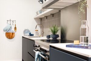 Blauwe keuken greeploos met inductie fornuis en spoelkraan Blauwe keuken greeploos met inductie fornuis en spoelkraan