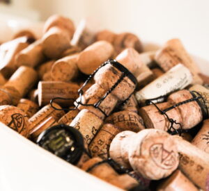 Champagne- en wijnkurken verzameling in een schaal op aanrechtblad, Beazy, Unsplash Champagne- en wijnkurken verzameling in een schaal op aanrechtblad, Beazy, Unsplash