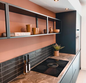 Foto: Mat zwarte keuken met stalen regalen Mat zwarte keuken met stalen regalen
