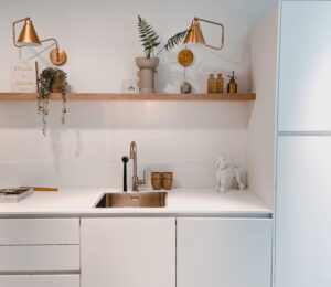 Foto: Mat witte moderne keuken met houten wandplanken Mat witte moderne keuken met houten wandplanken