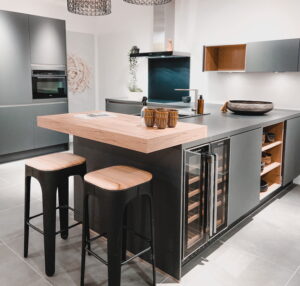Onderbouw wijnkoelkast in grijze design keuken met bar Onderbouw wijnkoelkast in grijze design keuken met bar