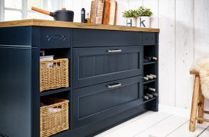 Gezellige wijnrekken in een modern landelijke keuken fluweel blauw Gezellige wijnrekken in een modern landelijke keuken fluweel blauw