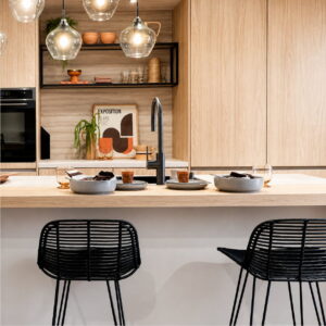 Scandi keuken spoeleiland met bar en koffiehoek in Japandi wit eiken houtlook Scandi keuken spoeleiland met bar en koffiehoek in Japandi wit eiken houtlook
