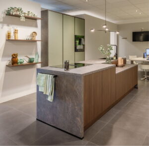 Modern kookeiland met inductiekookplaat met afzuiging en spoelbak in groen - houtlook Modern kookeiland met inductiekookplaat met afzuiging en spoelbak in groen - houtlook
