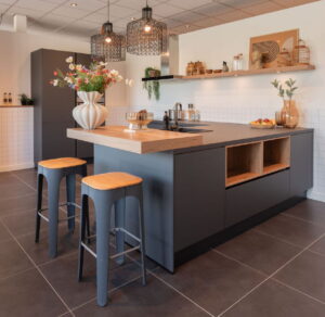 Speelse moderne schiereiland keuken in L vorm met bar in grijs en hout kleur Speelse moderne schiereiland keuken in L vorm met bar in grijs en hout kleur