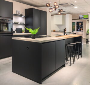 Zwarte keuken: kookeiland met BORA inductiekookplaat & spoelbak Zwarte keuken: kookeiland met BORA inductiekookplaat & spoelbak