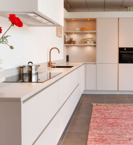 Moderne L-keuken greeploos - witte hoekkeuken met open nis als koffiehoek