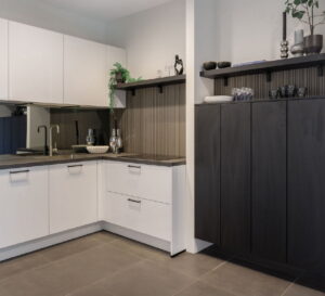 Witte moderne L-keuken met zwevende wandkast en keukenplanken