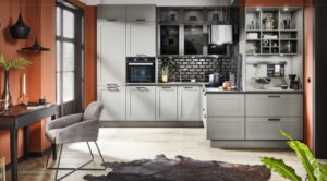 Grijze landelijke moderne keuken met coffee corner 