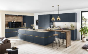 New Classic keukentrend 2019, mat blauwe keuken met gouden accenten New Classic keukentrend 2019, mat blauwe keuken met gouden accenten