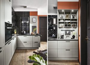 Moderne L-keuken met grijze landelijke kaderdeuren, zwarte metrotegel achterwand en een koffiecorner
