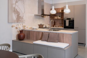 Moderne U-keuken Japandi zand beige en hout kleur met zitbankje