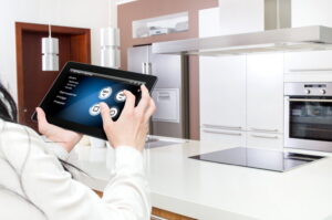 Slimme keukenapparatuur, bedienbaar met een app - Shutterstock