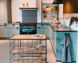 Foto: Bertazzoni inductie fornuis in een blauwe landelijke keuken Bertazzoni inductie fornuis in een blauwe landelijke keuken