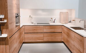 Foto: Whirlpool inductiekookplaat in houten U-keuken Whirlpool inductiekookplaat in houten U-keuken