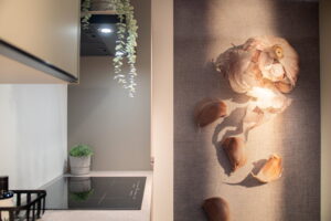 Inductie kookplaat met keuken kunst - knoflook fotobehang Inductie kookplaat met keuken kunst - knoflook fotobehang