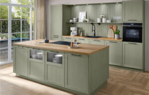 Groene landelijke parallel keuken met kookeiland Groene landelijke parallel keuken met kookeiland