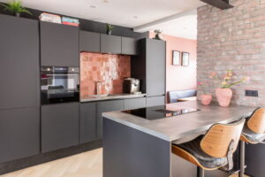 Greeploze parallel keuken met bar + kleine keukendriehoek Greeploze parallel keuken met bar + kleine keukendriehoek